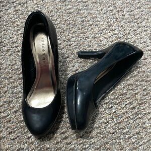 Steve Madden Glossy Black Heels 6